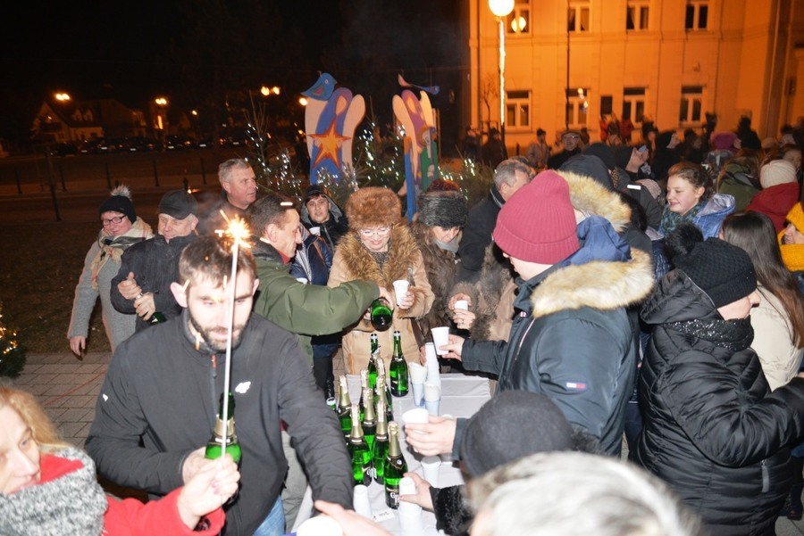 
                                                        Mieszkańcy Dęblina powitali Nowy Rok 2017
                                                
