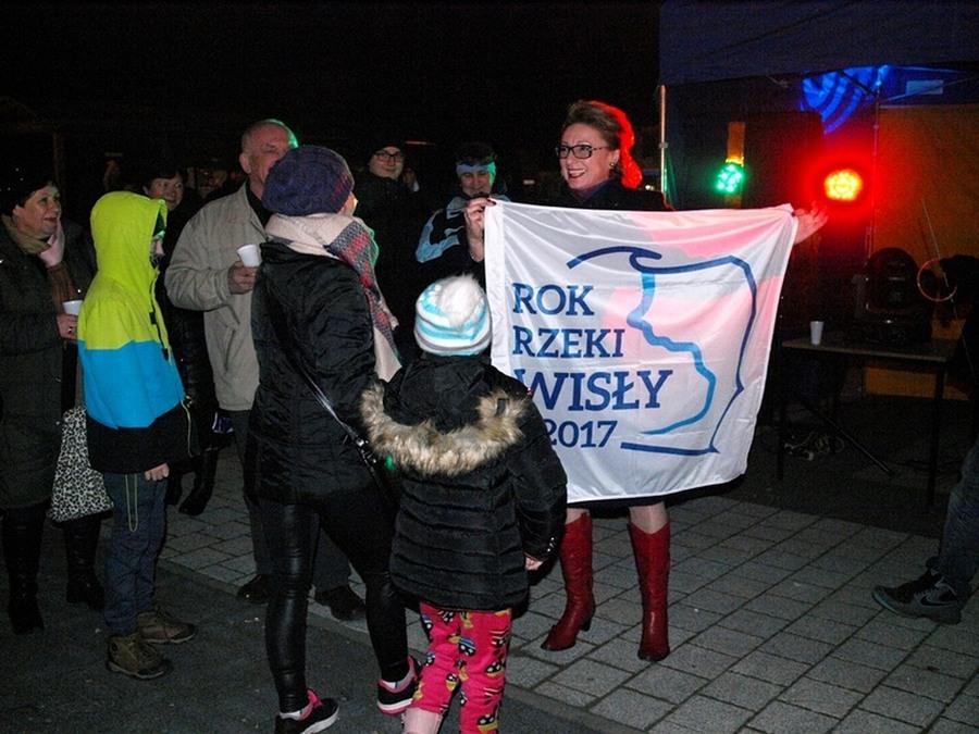 
                                                        Mieszkańcy Dęblina powitali Nowy Rok 2017
                                                