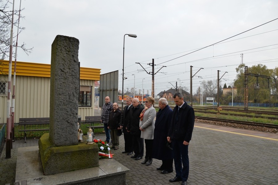 
                                                       Delegacja władz Miasta Dęblin złożyła wieńce na Dęblińskich grobach
                                                