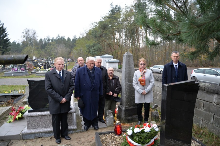 
                                                       Delegacja władz Miasta Dęblin złożyła wieńce na Dęblińskich grobach
                                                