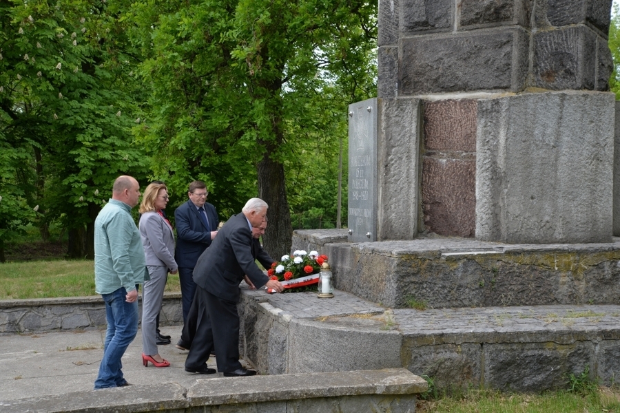 
                                                       Włodarze Miasta Dęblin odwiedzili miejsca Pamięci Narodowej
                                                