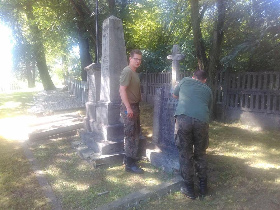 
                                                       Żołnierze z 41. Bazy Lotnictwa Szkolnego porządkowali cmentarz wojenny „Balonna”
                                                