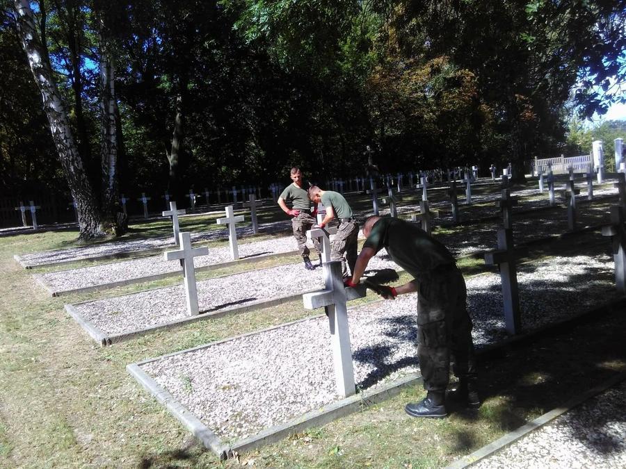 
                                                       Żołnierze z 41. Bazy Lotnictwa Szkolnego porządkowali cmentarz wojenny „Balonna”
                                                