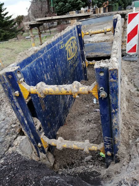 
                                                       Modernizacja sieci wodociągowych rozdzielczych wraz z przyłączami wodociągowymi i budowa sieci kanalizacji sanitarnej wraz z przyłączami kanalizacyjnymi w osiedlu Michalinów w Dęblinie
                                                
