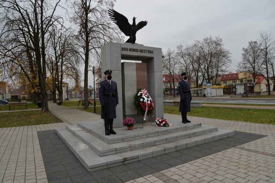 
                                                    Warta honorowa przy pomniku Niepodległości w Dęblinie podczas uroczystości miejskich 11 listopada 2020 roku.
                                                