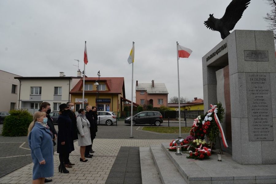 
                                                    Delegacja władz samorządowych miasta Dęblin składa kwiaty przed pomnikiem Niepodległości w Dęblinie
                                                