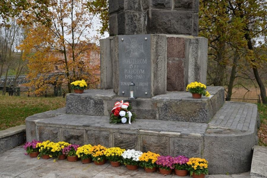 
                                                    Pomnik Bohaterów 15 P.P. „Wilków” poległych 1918-1920 w dniu 11 listopada 2020 roku
                                                