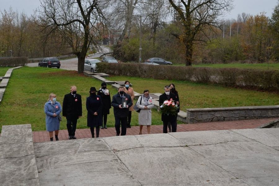 
                                                    Delegacja władz samorządowych miasta Dęblin w drodze do pomnika Bohaterów 15 P.P. „Wilków” poległych 1918-1920
                                                