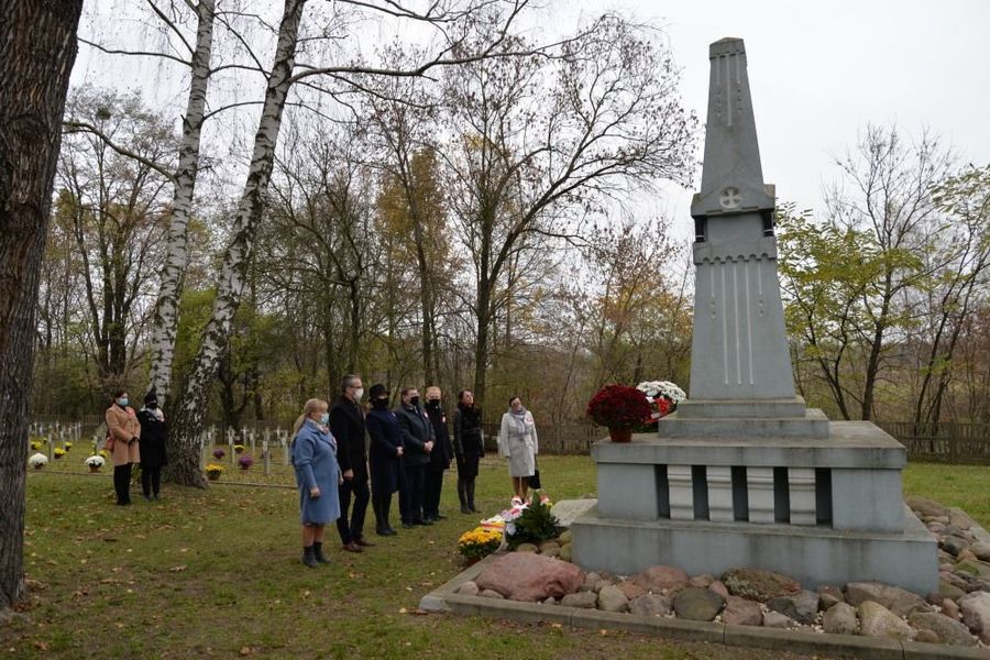
                                                    Delegacja władz samorządowych miasta Dęblin składa kwiaty przy obelisk ku czci żołnierzy15 P.P. Wilków
                                                