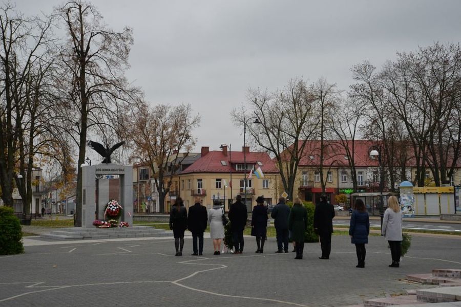 
                                                    Delegacja władz samorządowych miasta Dęblin składa kwiaty przed pomnikiem Niepodległości w Dęblinie 
                                                