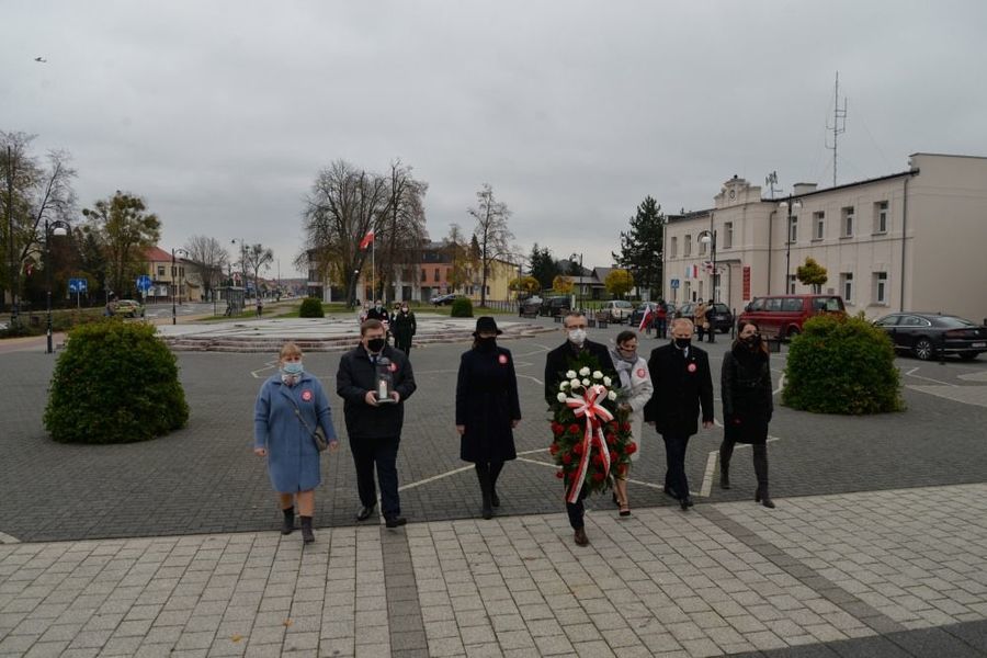 
                                                    Delegacja władz samorządowych miasta Dęblin składa kwiaty przed pomnikiem Niepodległości w Dęblinie
                                                