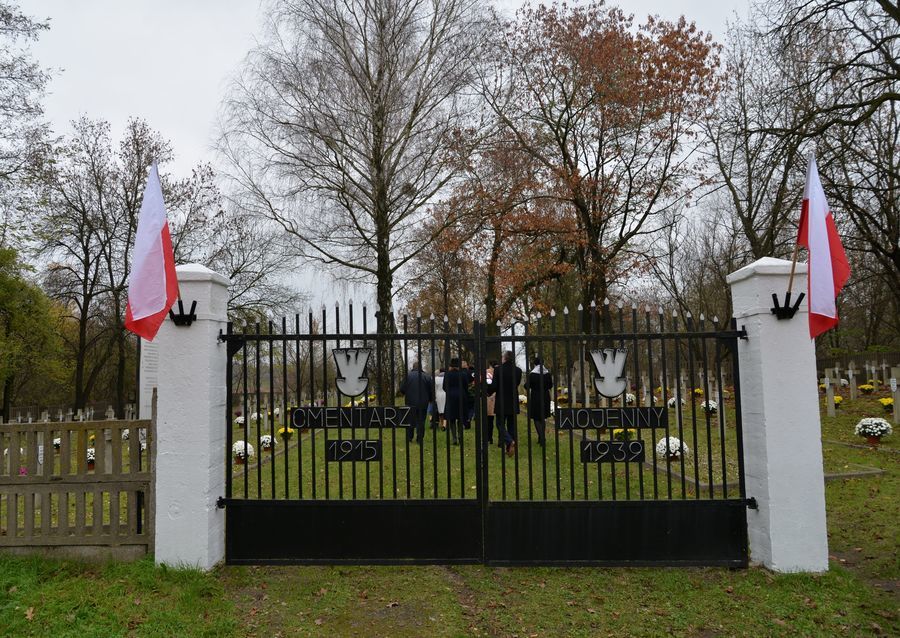 
                                                     Brama wejściowa do Cmentarza Wojennego przy ul. Balonnej po malowaniu elementów betonowych.
                                                