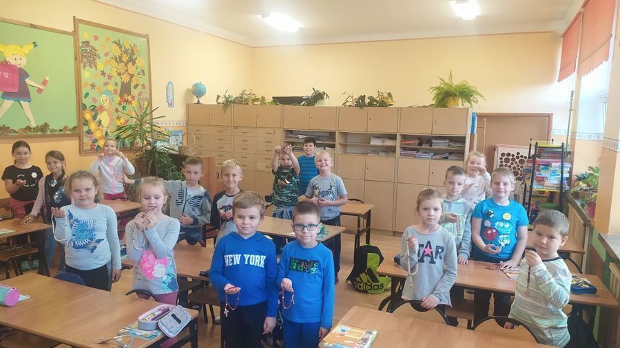 
                                                    Dzieci w klasie
                                                