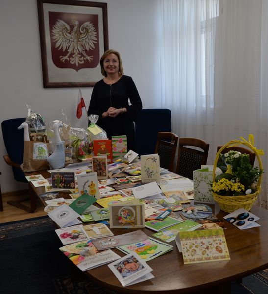 
                                                    Burmistrz Miasta Dęblin Beata Siedlecka czytająca Karty Wielkanocne
                                                
