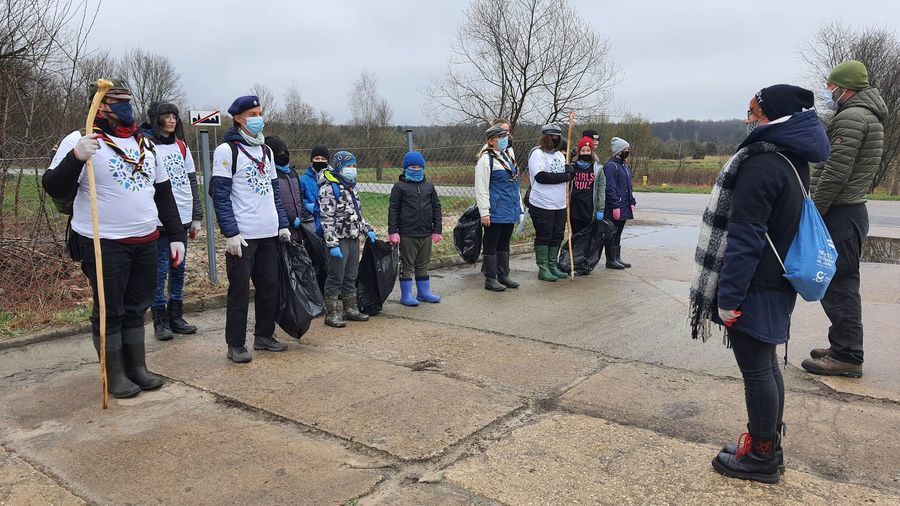 
                                                    Akcja Czysta Rzeka - harcerze zbierający śmieci wzdłuż Irenki
                                                