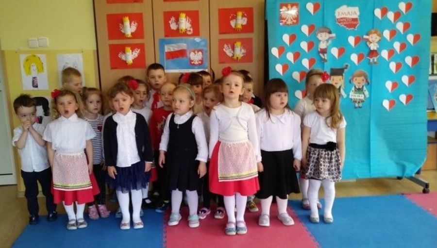 
                                                    dzieci prezentują program patriotyczny o Polsce
                                                
