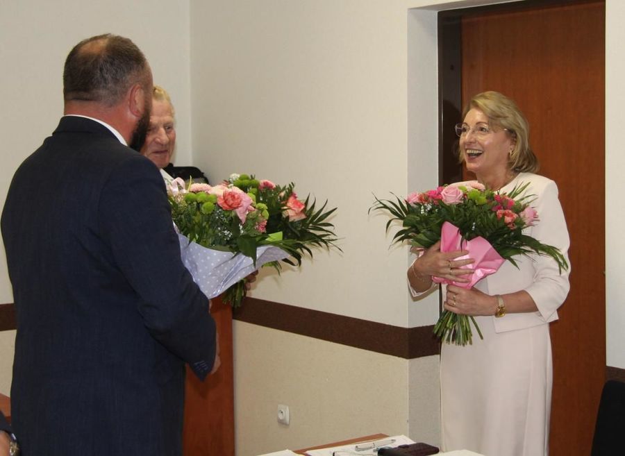 
                                                    udzielenie absolutorium i wotum zaufania burmistrz Beacie Siedleckiej podczas XLVII Sesji Rady Miasta Dęblin
                                                