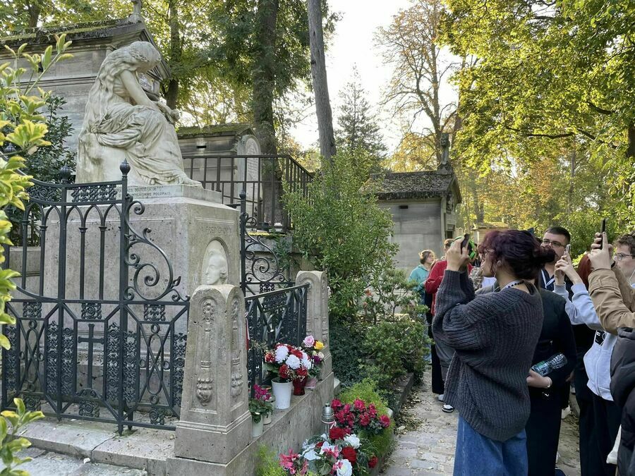 
                                                    Nagrobek Fryderyka Chopina na cmentarzu Peree Lachaise
                                                