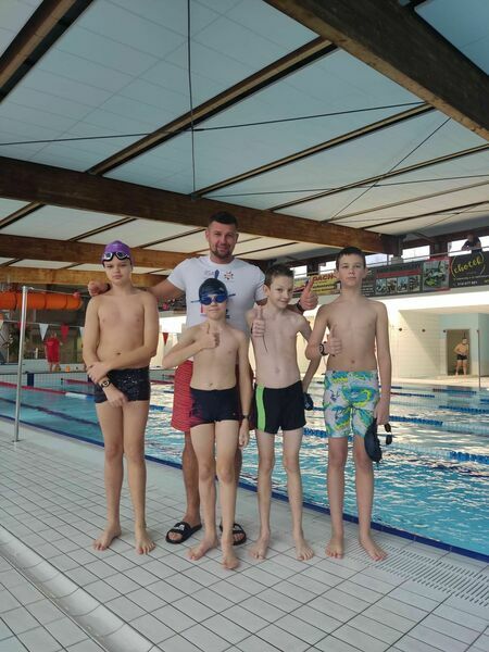 
                                                    Chłopcy ze szkoły SP5 w Dęblinie, niemal bezkonkurencyjni w pływaniu w powiecie! 
                                                