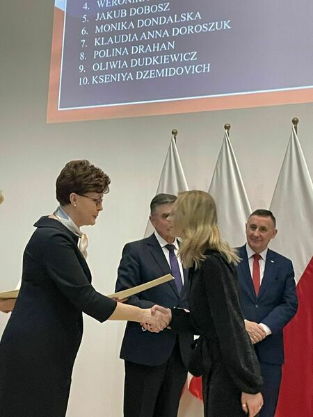 
                                                    Weronika Dąbrowska podczas wręczania dyplomu przez p. Teresę Misiuk, Lubelskiego Kuratora Oświaty
                                                