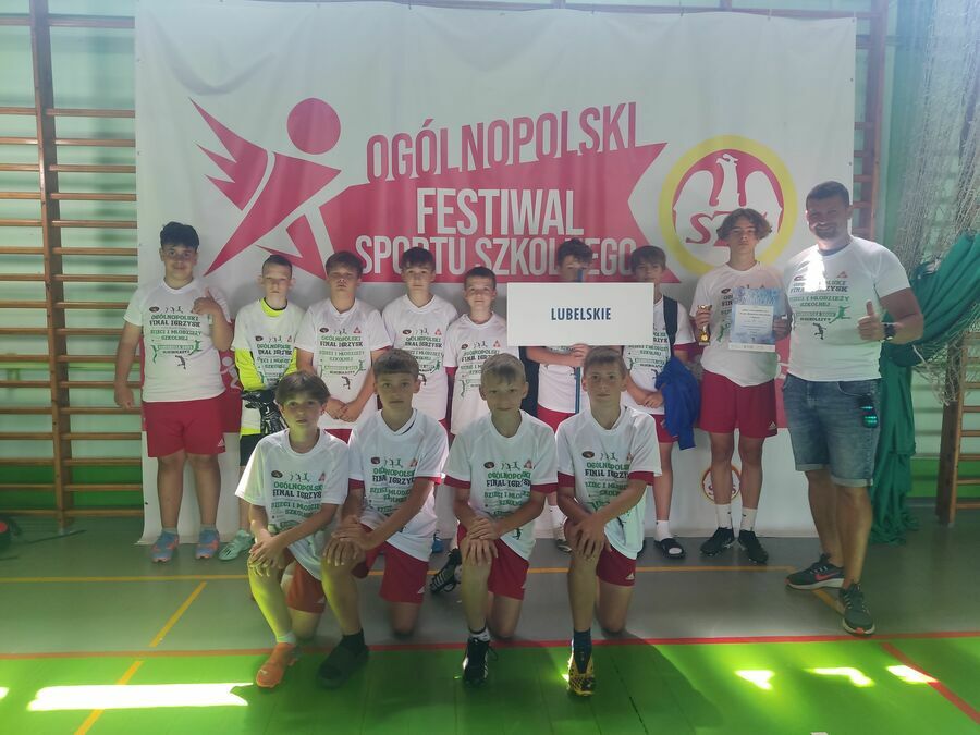 
                                                    Reprezentacja Szkoły Podstawowej nr 5 w Dęblinie, siódmą drużyną w piłce nożnej w Polsce!
                                                