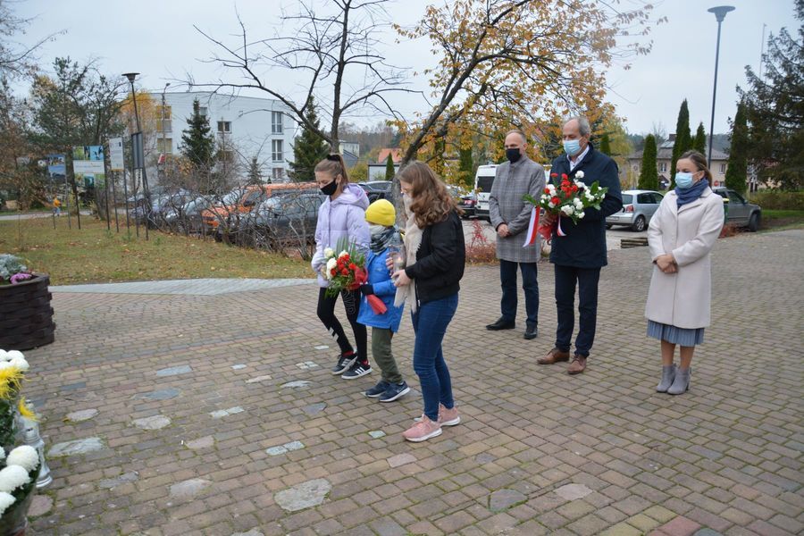 
                                                    Ludzie w maseczkach z kwiatami
                                                