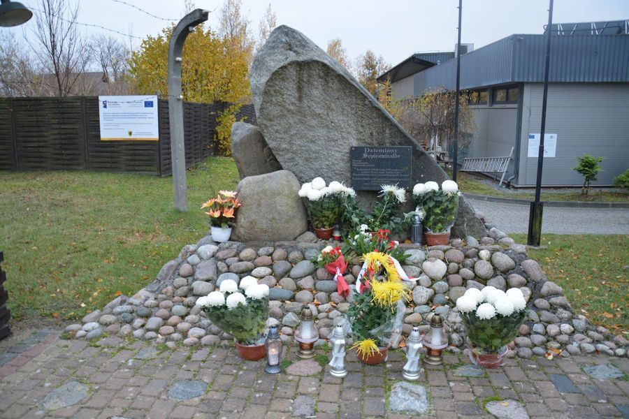 
                                                    Kwiaty przy pomniku
                                                