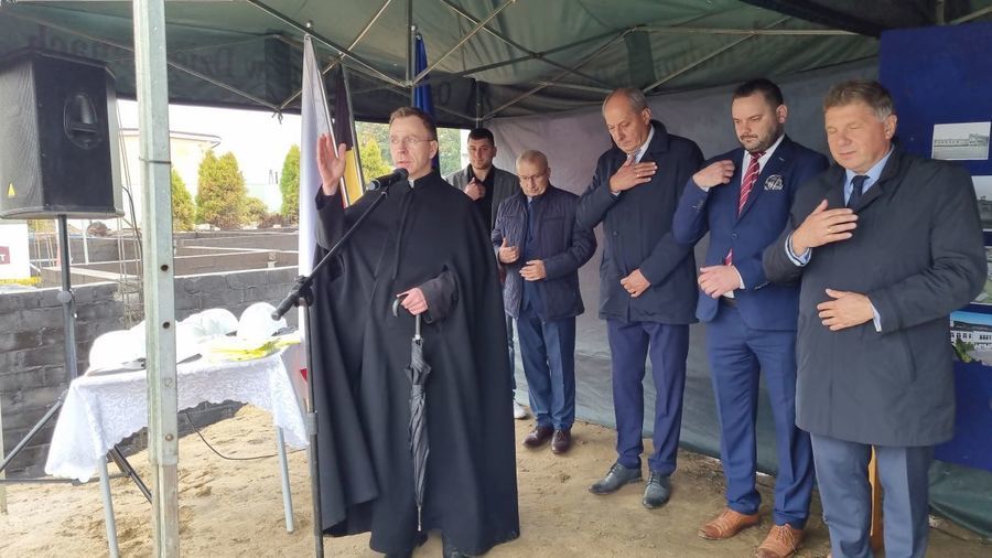 
                                                    Wmurowanie kamienia węgielnego 
                                                