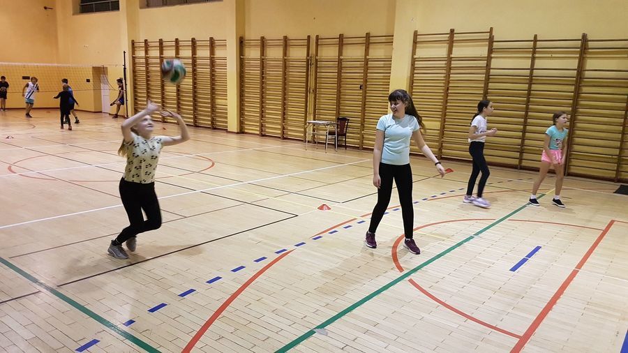 
                                                    ŚWIĄTECZNY TURNIEJ MINISIATKÓWKI „DWÓJEK” DZIEWCZĄT 
                                                