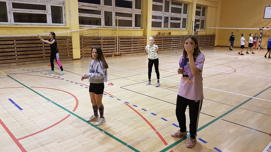 
                                                    ŚWIĄTECZNY TURNIEJ MINISIATKÓWKI „DWÓJEK” DZIEWCZĄT 
                                                