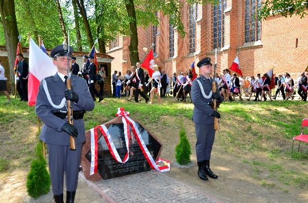 
                                                    Uroczystość Odsłonięcia Pomnika poświęconego pięciu lotnikom ziemi garbowskiej. 
                                                