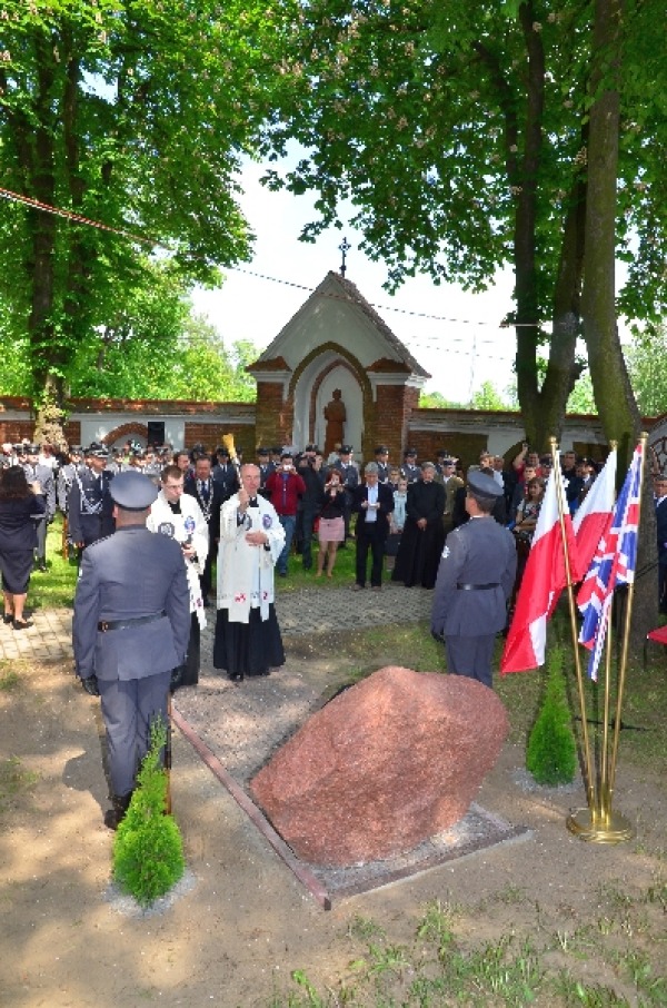 
                                                    Uroczystość Odsłonięcia Pomnika poświęconego pięciu lotnikom ziemi garbowskiej. 
                                                