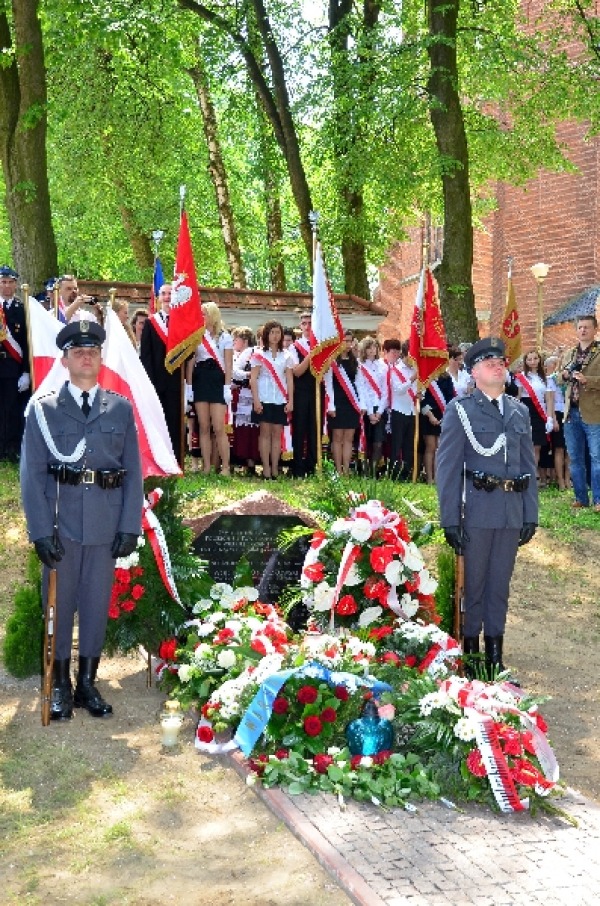 
                                                    Uroczystość Odsłonięcia Pomnika poświęconego pięciu lotnikom ziemi garbowskiej. 
                                                