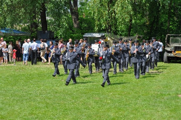 
                                                    Uroczystość Odsłonięcia Pomnika poświęconego pięciu lotnikom ziemi garbowskiej. 
                                                
