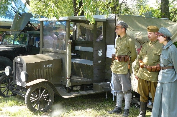 
                                                    Uroczystość Odsłonięcia Pomnika poświęconego pięciu lotnikom ziemi garbowskiej. 
                                                