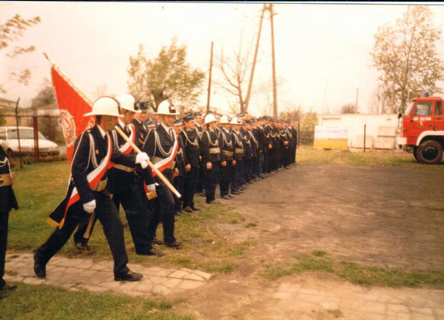 
                                                    W roku 1998 odbyło się poświęcenie samochodu pożarniczo-gaśniczego Star 244. Do pozyskania samochodu przyczynił się Bronisław Gęca, pozyskując sponsorów. Głównym sponsorem był Urząd Gminy w Głusku, Powszechny Zakład Ubezpieczeń, Bank Państwowy  PKO S.A. w Lublinie oraz przedsiębiorstwa i firmy prywatne. 
                                                