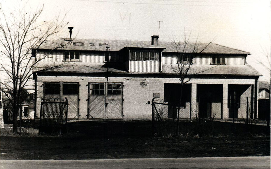 
                                                    W 1962 r. Zarząd Ochotniczej Straży Pożarnej w Mętowie podjął uchwałę o budowie murowanej remizo-świetlicy. W celu uzupełnienia środków finansowych na budowę remizy Zarząd OSP sprzedał remizę drewnianą miejscowemu Kółku Rolniczemu. Budynek został ukończony w 1965 r.  W budynku oprócz pomieszczeń strażackich znajdowała się sala widowisko-taneczna i 400-setny klub „Ruchu”. W dwóch garażach mieścił się sprzęt pożarniczy. 
                                                