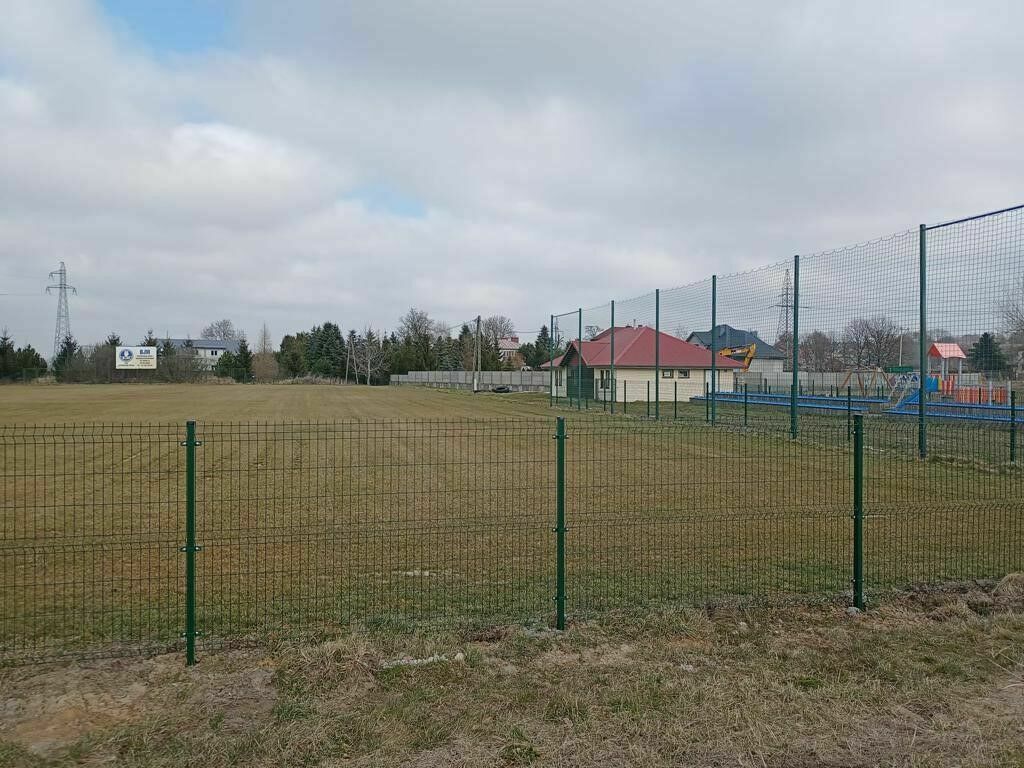 - ogrodzenie części boiska do piłki nożnej oraz zakup dwóch bramek w miejscowości Mareza za kwotę 18 592,42 zł,