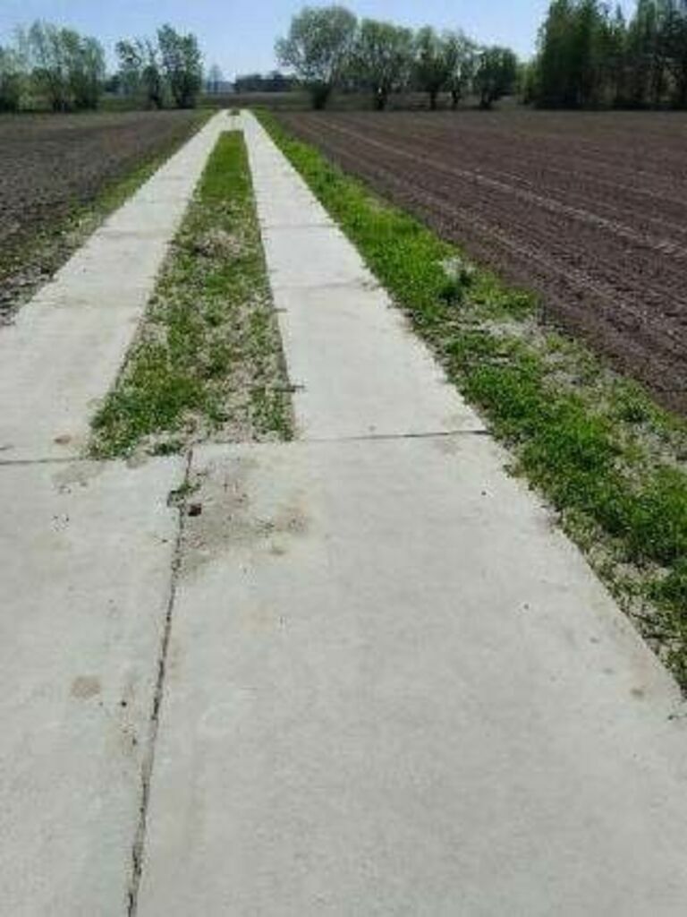 - modernizację drogi w Janowie płytami drogowymi, dz. nr 163. W ramach funduszu sołeckiego zakupiono w 2022 roku 28 płyt drogowych na kwotę 15 711,53 zł, w roku 2021 zakupiono 43 szt za kwotę 15 690,71zł oraz w 2022 r., zlecono ułożenie wszystkich płyt za kwotę 8 760,00zł., Łączna kwota robót wyniosła 40 232,31 zł (z nadzorem), zaś w roku 2022 kwota wynosiła 24 541,61 zł.,