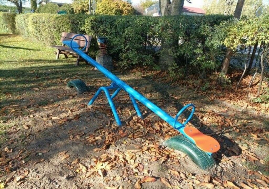 – doposażenie terenu przedszkolnego w miejscowości Korzeniewo w huśtawkę typu ważka za kwotę 5 012,45 zł, w tym 4 500,00zł z funduszu sołeckiego i 512,45zł ze środków własnych Gminy.