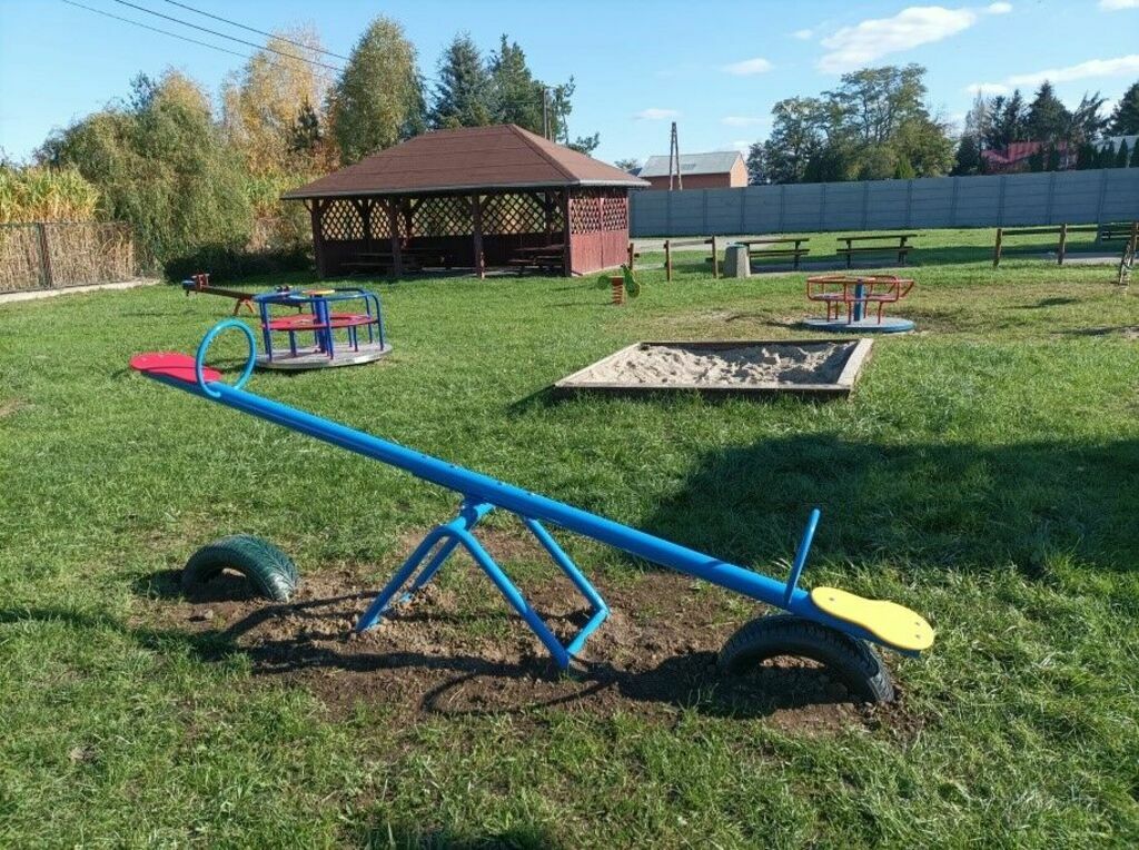 - zagospodarowanie przestrzeni publicznej dla celów rekreacyjno-sportowych 
w miejscowości Mareza na ul. Osiedlowej poprzez zaprojektowanie i montaż urządzeń placu zabaw oraz zakup drzew i krzewów ozdobnych za łączną kwotę 18 479,59 zł,