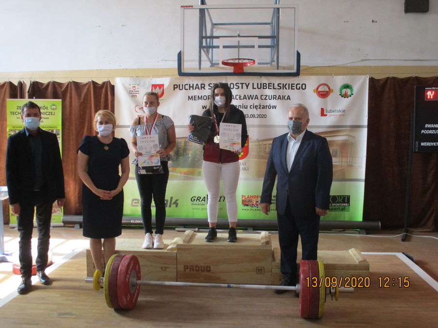 Zdjęcie przedstawia zawodniczki na podium