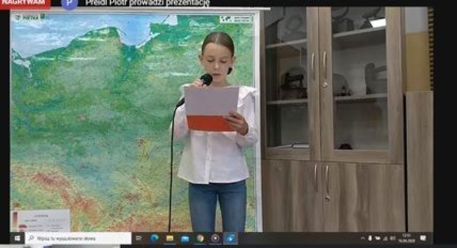 Zdjęcie przedstawia uczennicę Szkoły Podstawowej w Krasieninie