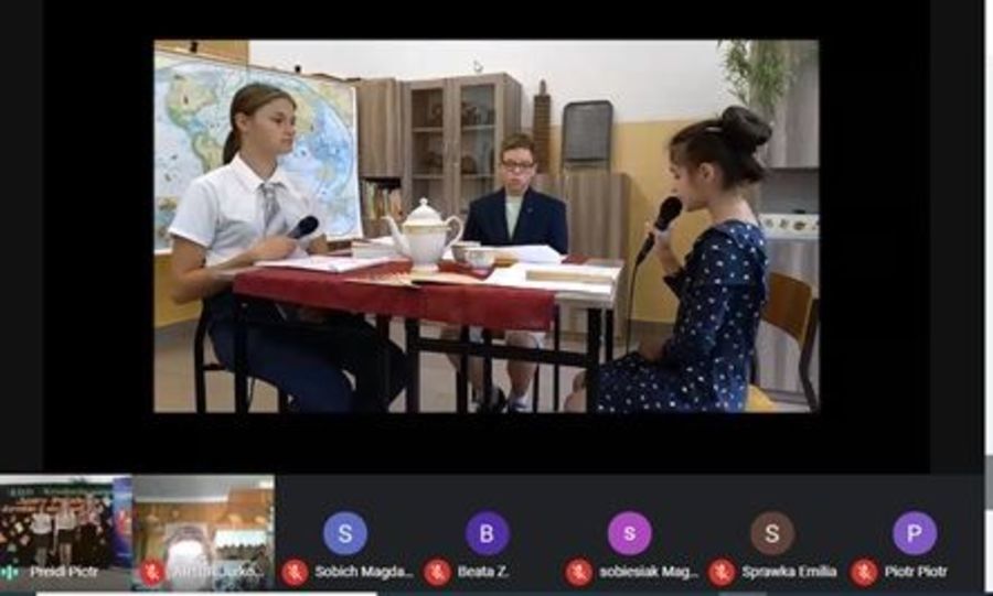 Zdjęcie przedstawia trzech uczeniów Szkoły Podstawowej w Krasieninie 
