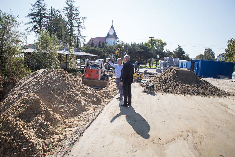 Na zdjęciu Wójt z Kierownikiem na placu budowy Park & Ride w Nasutowie
