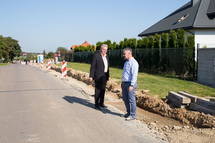 Na zdjęciu Wójt z Kierownikiem przy nowopowstającej ścieżce rowerowej