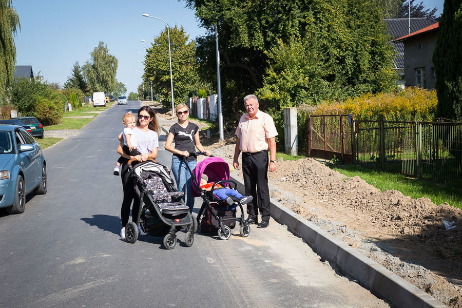 Na zdjęciu Wójt z mieszkankami Elizówki przy nowopowstającej ścieżce rowerowej