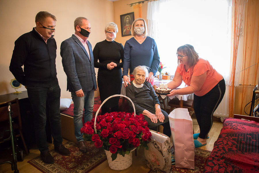 Zdjęcie przedstawia Panią Genowefę z przedstawicielami władz gminy i z synową