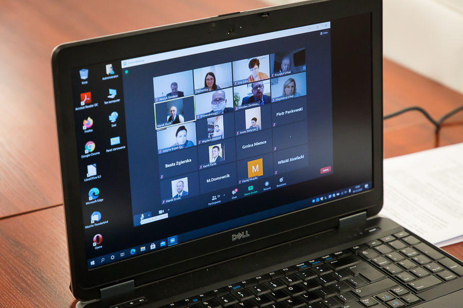 Zdjęcie przedstawia zdjęcie laptopa z uczestnikami Sesji