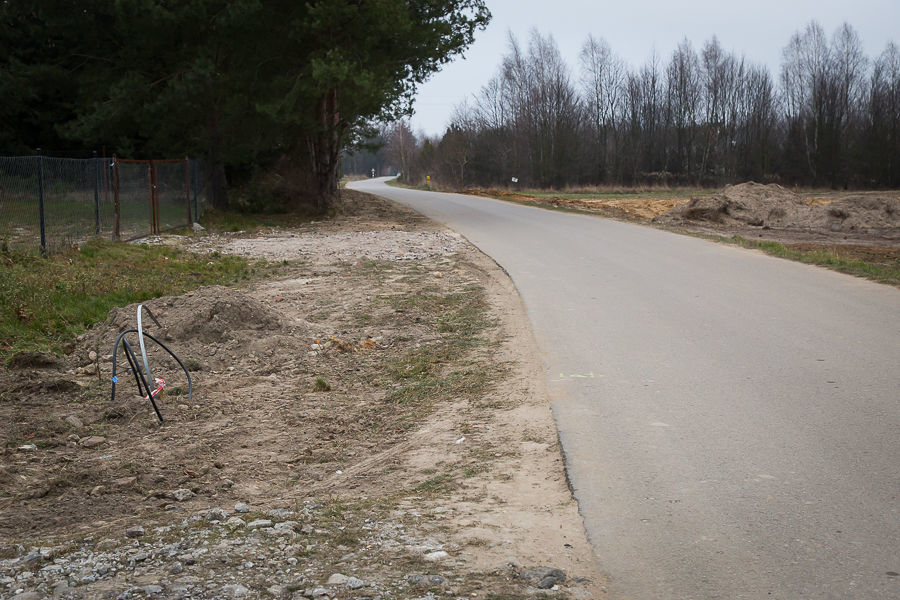 Na zdjęciu przewody wystające z ziemi